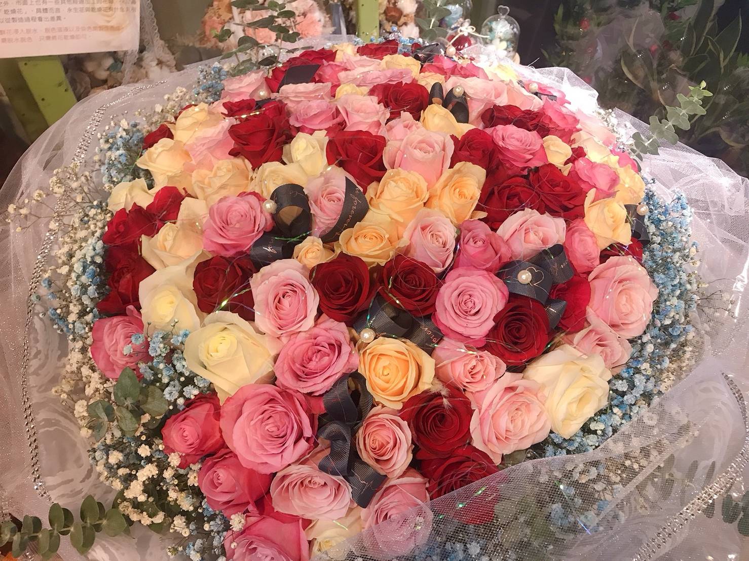 99朵玫瑰花束-美蓮網路花店，提供花束代送花等相關服務。